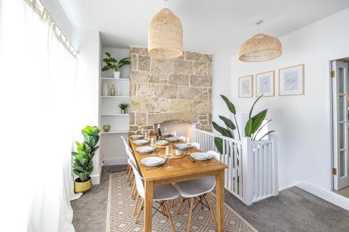 Bright & beautiful 4 bedroom house with sea views, Portland (photo 2)