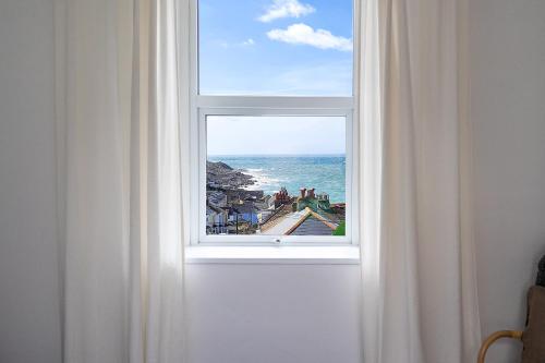 Bright & beautiful 4 bedroom house with sea views, Portland (photo 3)