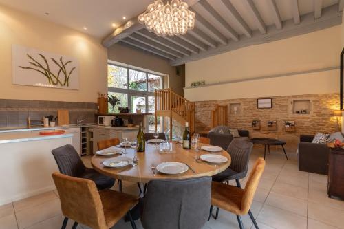Gite Le Foineau - Maison avec Piscine in Sennecey-le-Grand