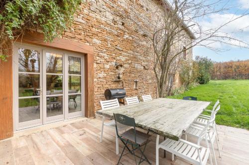 Gite Le Foineau - Maison avec Piscine in Sennecey-le-Grand
