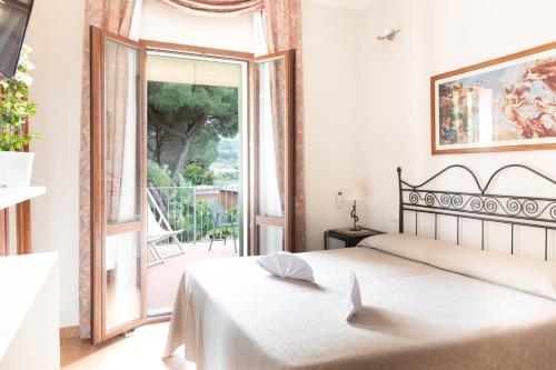 Double or Twin Room image 10