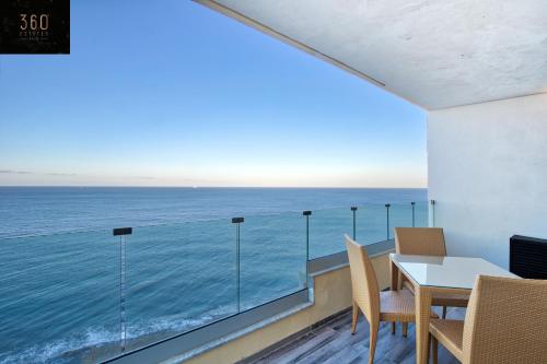 Seafront 3BR APT in Tower RD Sliema opposite Beach by 360 Estates - Location saisonnière - Sliema