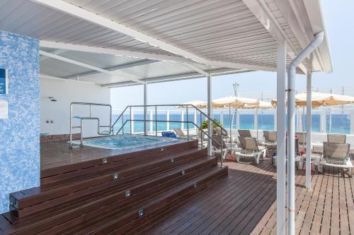 جاكوزي, Hotel Voramar in صن سيرفيرا