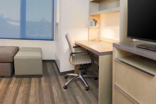 Den King Room with Roll-in Shower - Disability Access