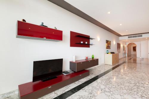 Spacious Seafront APT with Living, Sofa, WIFI & AC by 360 Estates 4