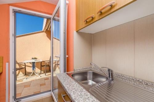 Studio with Sea View image 5