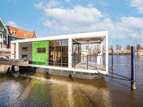  Beautiful houseboat with shared pool, Ferienwohnung in Volendam