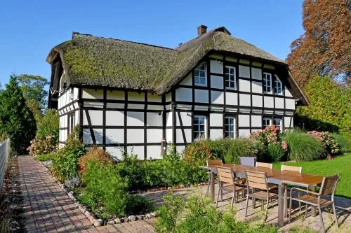 Reetdachfachwerkvilla am Wiesengrund in Bergen auf Rügen, Deutschland