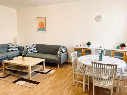 Bright & Spacious 2BD Flat with Balconies - Near Mall of Sofia by Flat Mаnager, Sofia (Foto 2)