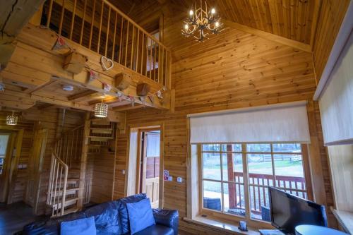 Norwegian Log Cabin The Roe Deer -sauna & hot tub in Keith
