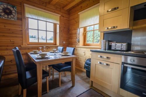 Norwegian Log Cabin The Roe Deer -sauna & hot tub in Keith