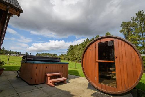 Norwegian Log Cabin The Roe Deer -sauna & hot tub in Keith