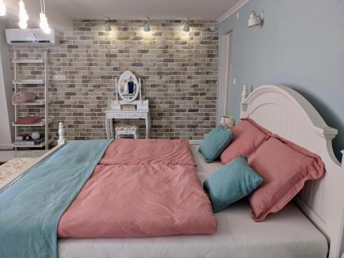 1 queen bed, 1 sofa bed