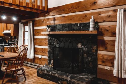 Mountain Laurel Cabin at 36 North - Fireplace in Purlear, USA