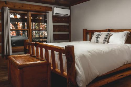 Pine Crest Cabin at 36 North - Hot Tub in Purlear, USA