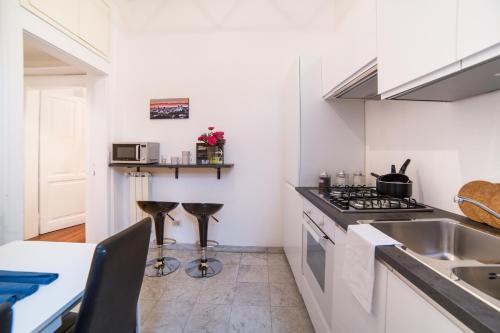 Spacious with sunny Terrace near Vatican, Roma (foto 7)