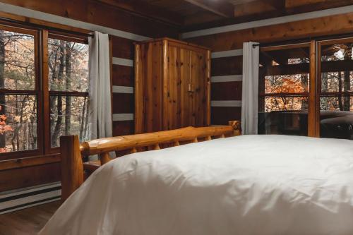 Pine Crest Cabin at 36 North - Hot Tub in Purlear, USA