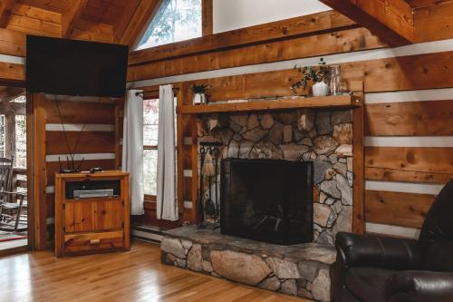 Pine Crest Cabin at 36 North - Hot Tub in Purlear, USA