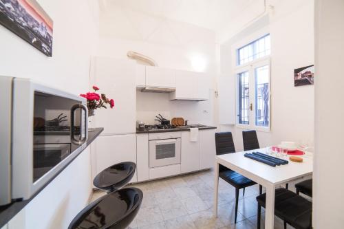 Spacious with sunny Terrace near Vatican, Roma (foto 10)