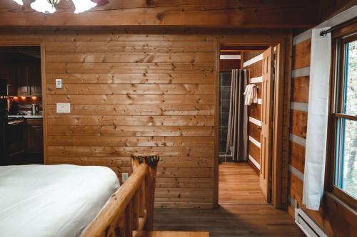 Wolf Creek Cabin at 36 North - Hot Tub in Purlear, USA