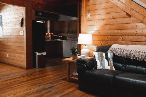 Wolf Creek Cabin at 36 North - Hot Tub in Purlear, USA