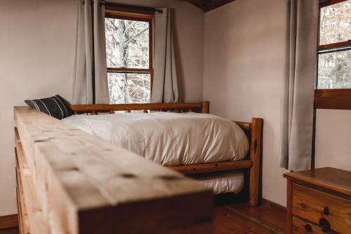 Wolf Creek Cabin at 36 North - Hot Tub in Purlear, USA