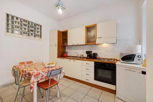 Kitchen, Casa Rosso Melograno in Alassio