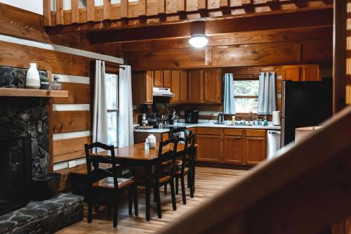 Serenity Ridge Cabin at 36 North - Hot Tub in Purlear, USA
