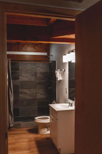 Deer Run Cabin at 36 North - Hot Tub in Purlear, USA