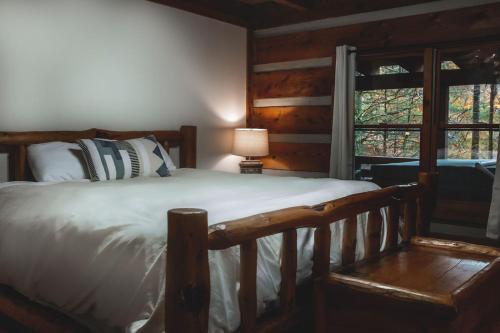 Deer Run Cabin at 36 North - Hot Tub in Purlear, USA