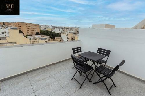 Spacious, beautiful central penthouse with BBQ by 360 Estates in Pietà