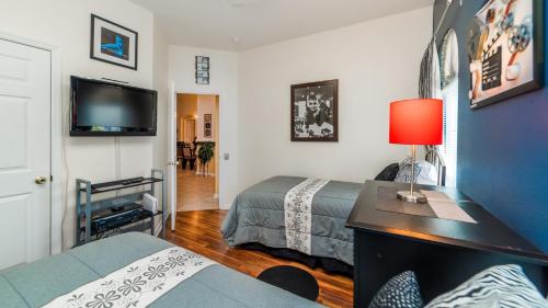 8157 Fan Palm Way - image 11
