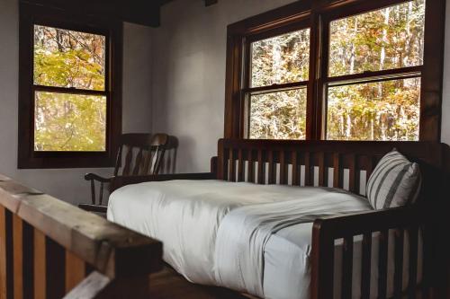 Creekside Overlook at 36 North Cabin - Fireplace in Purlear, USA