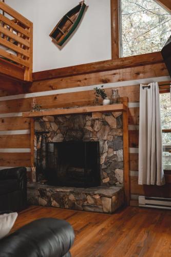 Bear Creek at 36 North Cabin - Fireplace in Purlear, USA