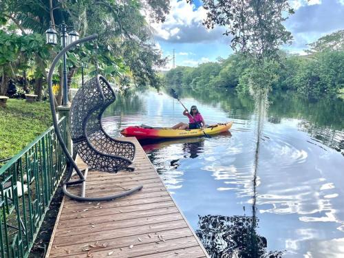 RIVER to BEACH 3 R 2 B Family and Pet Heated pool Airport Downtown Beach K2 in Fort Lauderdale, USA