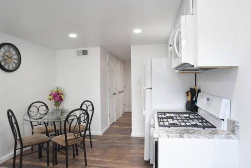 Cozy Mount Washington Home with Parking-Sleeps 4 in Pittsburgh, USA