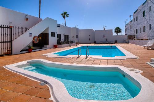 Sea Waves Lanzarote 500m from Playa Grande big terrace and pool