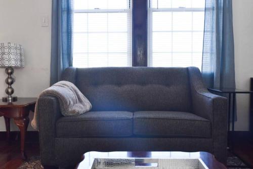 Beautiful 3 Bedroom Home Cozy Front and Back Porch in Munhall, USA