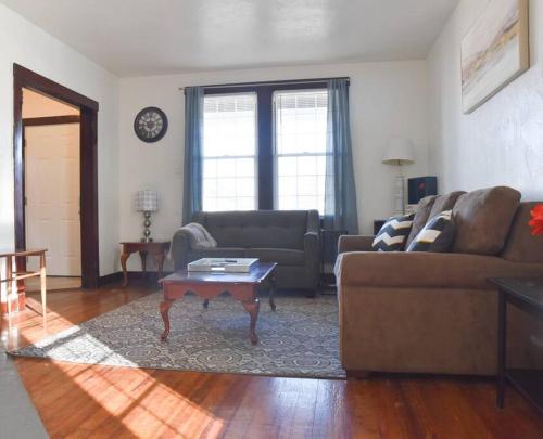 Beautiful 3 Bedroom Home Cozy Front and Back Porch in Munhall, USA