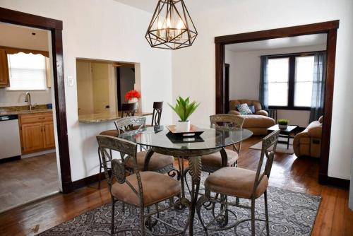 Beautiful 3 Bedroom Home Cozy Front and Back Porch in Munhall, USA