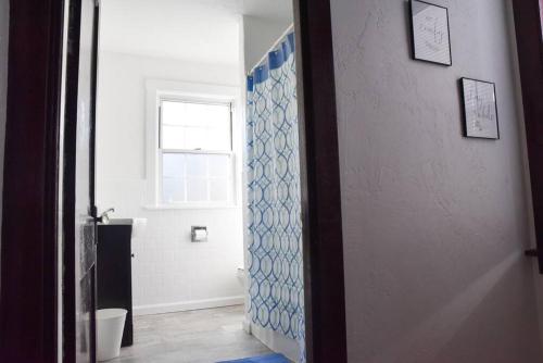 Beautiful 3 Bedroom Home Cozy Front and Back Porch in Munhall, USA