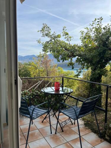 Erkély/terasz, Les Gites du Verdon, côté lac (studio et T2) (Les Gites du Verdon, cote lac (studio et T2)) in Sainte-Croix-du-Verdon