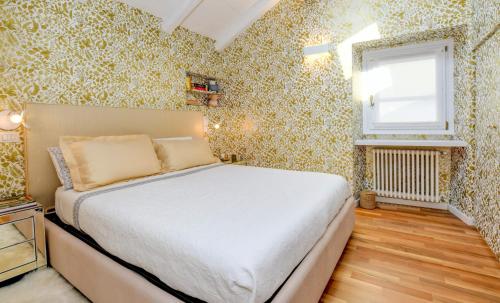 Glow - by MyHomeInComo