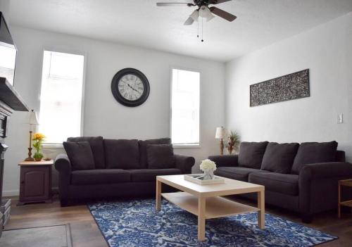 Stunning Big Home Near Downtown North Shore & More
