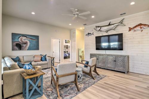 6 Mi to Beach Rockport Home with Pool Access! in Rockport, USA