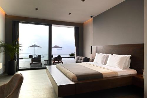 1 king bed, 1 sofa bed