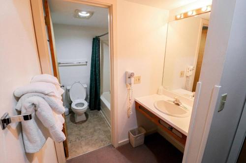 Cedarbrook Two Double bed Standard Hotel room 118 in Killington, USA