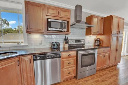 The Salty Snapper - 2 Story Home, Bay Views, Prime Location, Sleeps 8! The Salty Snapper - 2 Story Home, Bay Views, Prime Location, Sleeps 8!