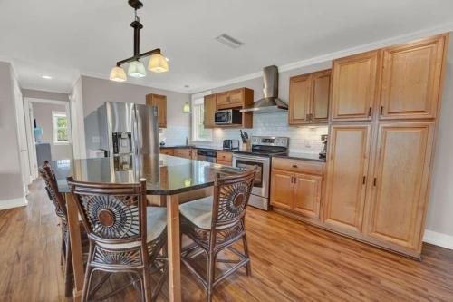 The Salty Snapper - 2 Story Home, Bay Views, Prime Location, Sleeps 8! The Salty Snapper - 2 Story Home, Bay Views, Prime Location, Sleeps 8!