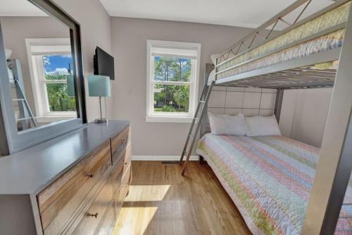 The Salty Snapper - 2 Story Home, Bay Views, Prime Location, Sleeps 8! The Salty Snapper - 2 Story Home, Bay Views, Prime Location, Sleeps 8!